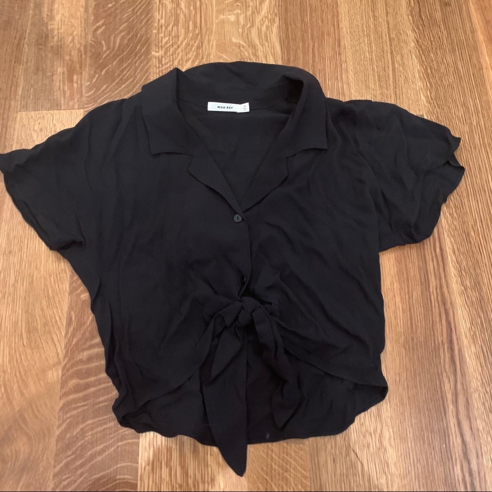 NWOT MOD REF tie front button down blouse - black